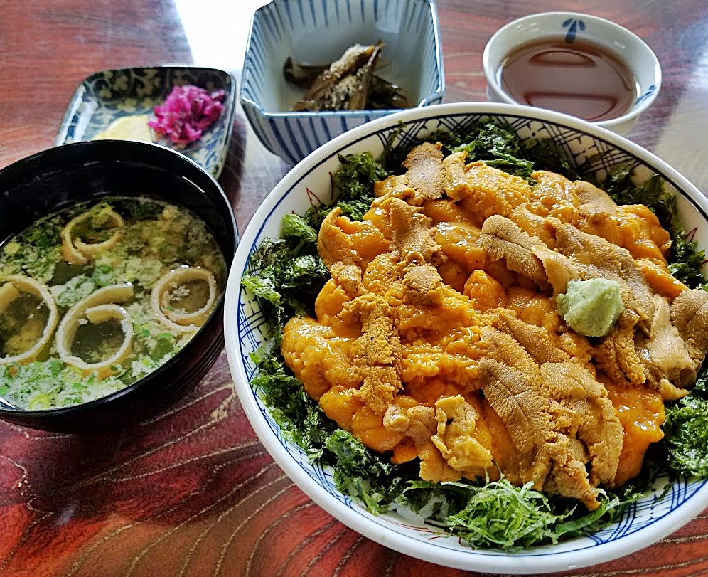 出雲市大社町日御碕の 花房商店 さんは 絶品のウニ丼が食べれるお店です