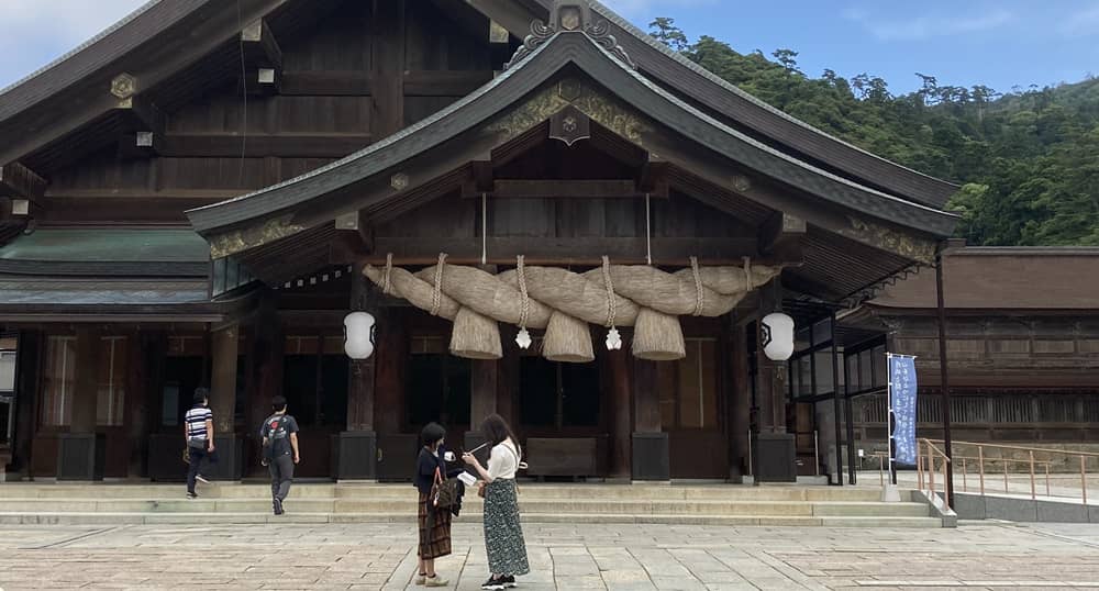 出雲大社のしめ縄!意味や場所(どこ・行き方)をはじめ、重さや掛け替えは?そして逆に張られるわけ!-《いずしる》出雲にゅーす